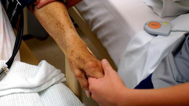 Medicinska sestra meri pritisak starijoj ženi