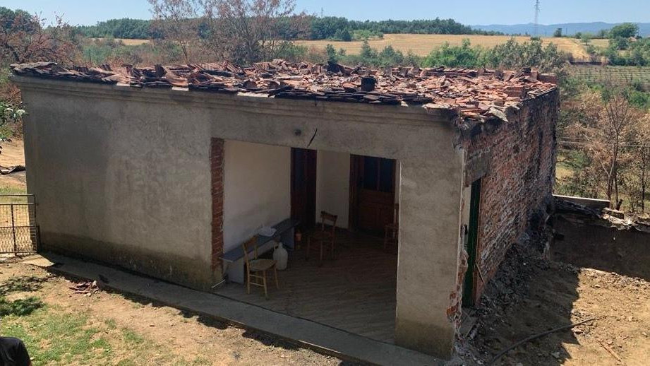Ostaci kuće posle požara u selu Tmane 