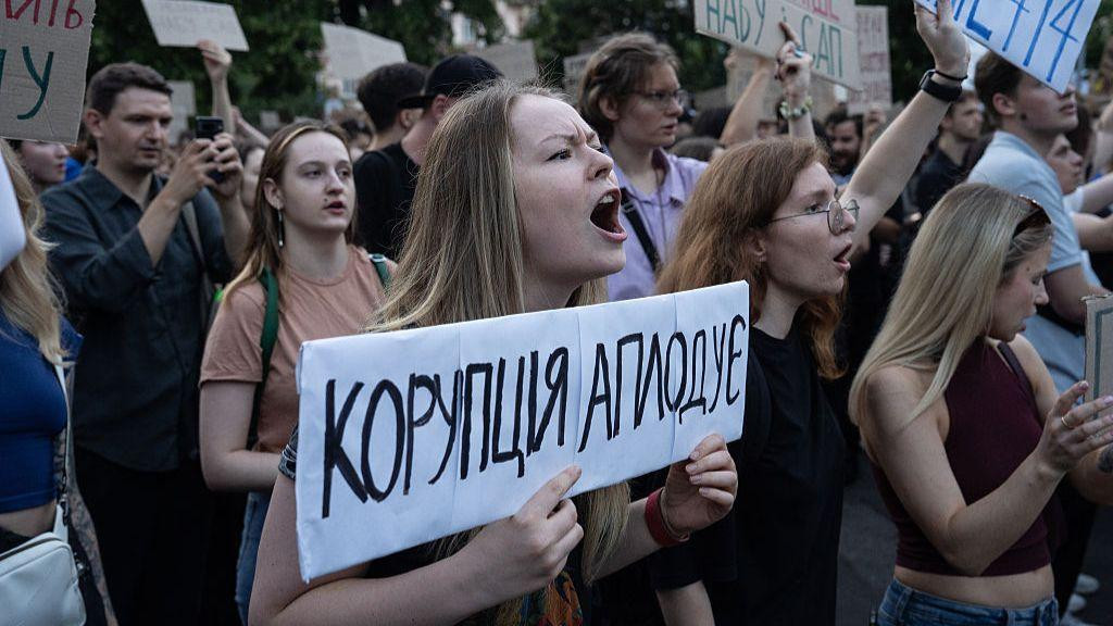 Demonstranti u Kijevu drže transparente