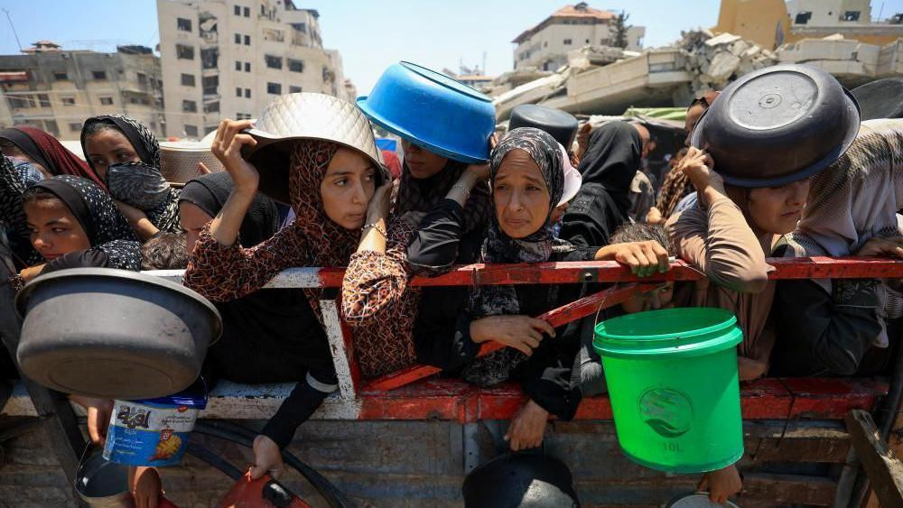žene u gazi čekaju na hranu, palestinke u redu za hranu