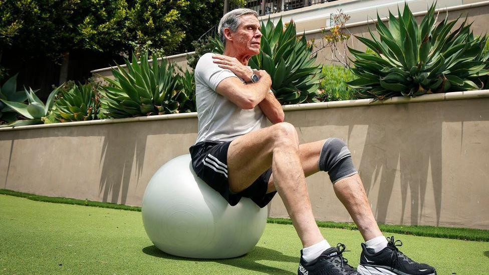 Doktor Erik Topol  sedi na lopti za pilates i vežba