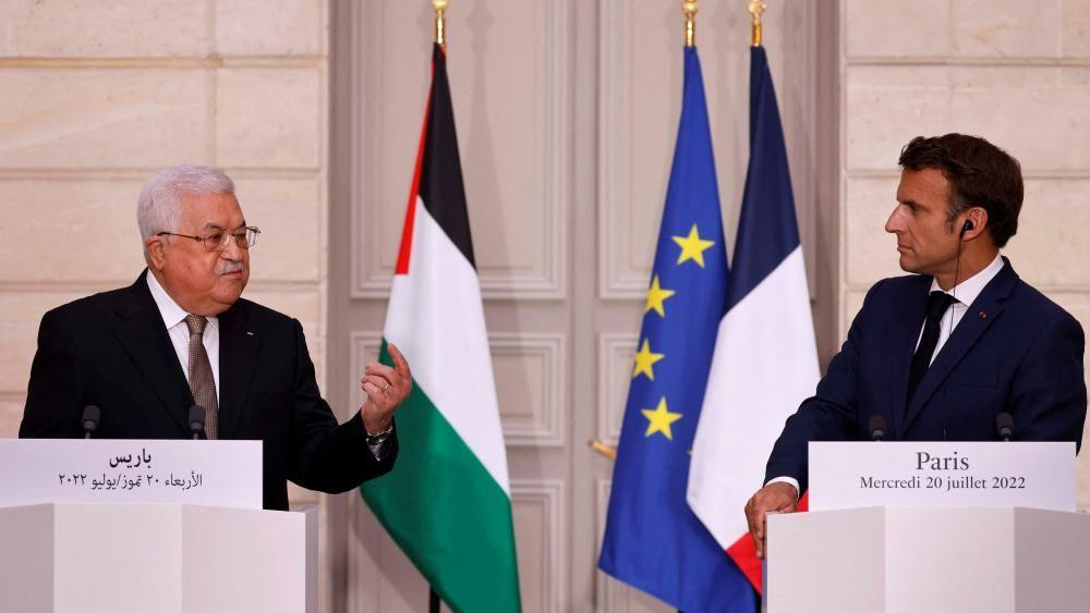 Predsednik Palestinske uprave Mahmud Abas (levo) i francuski predsednik Emanuel Makron tokom razgovora u Parizu u julu 2022.