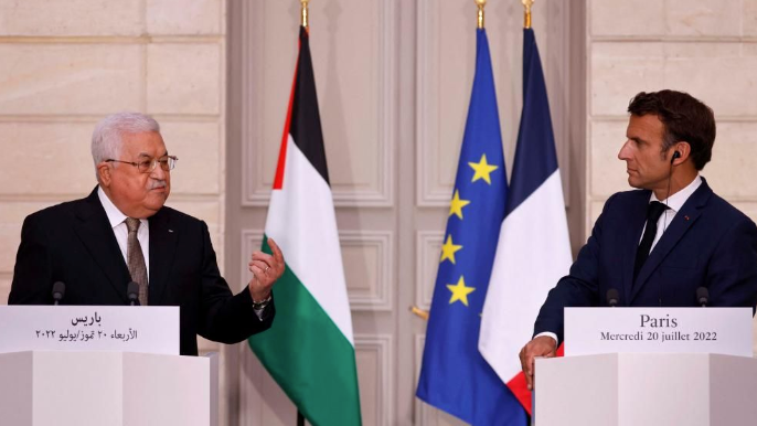 Predsednik Palestinske uprave Mahmud Abas (levo) i Francuske Emanuel Makron tokom razgovora u Parizu u julu 2022. 