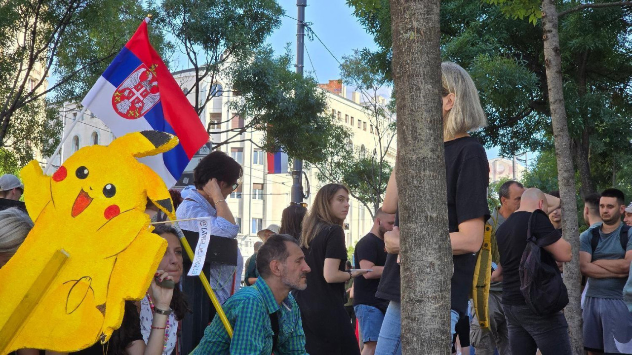 Ljudi stoje sa transparentima