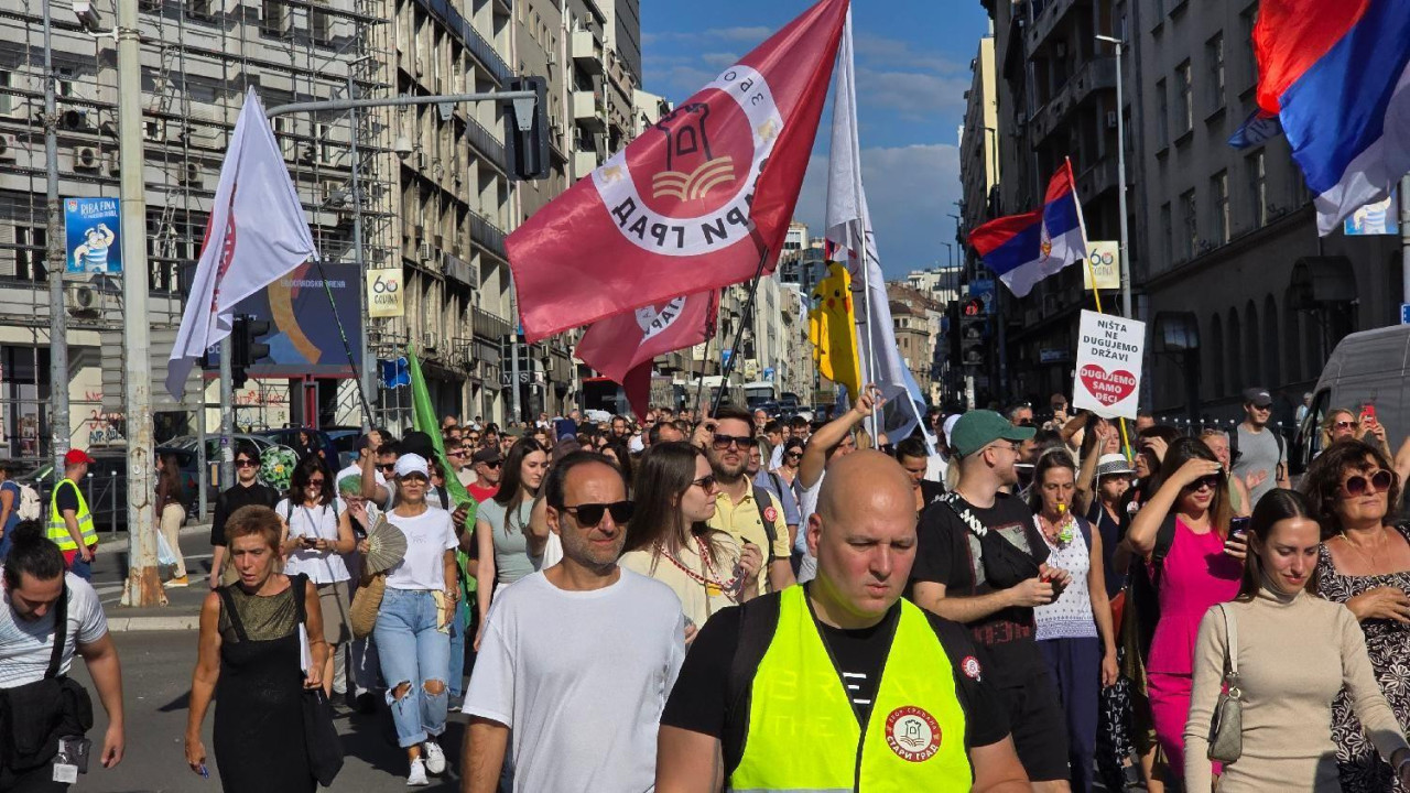 Ljudi šetaju sa transparentima