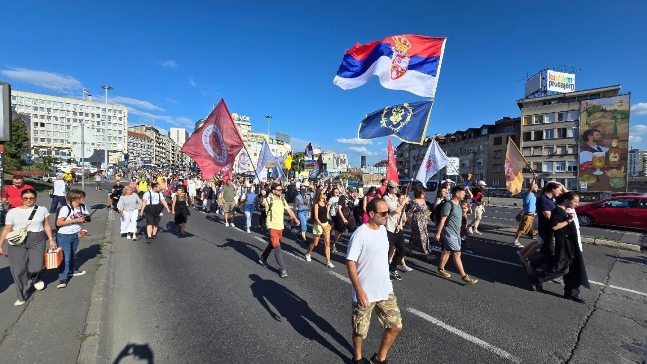 Ljudi šetaju sa transparentima