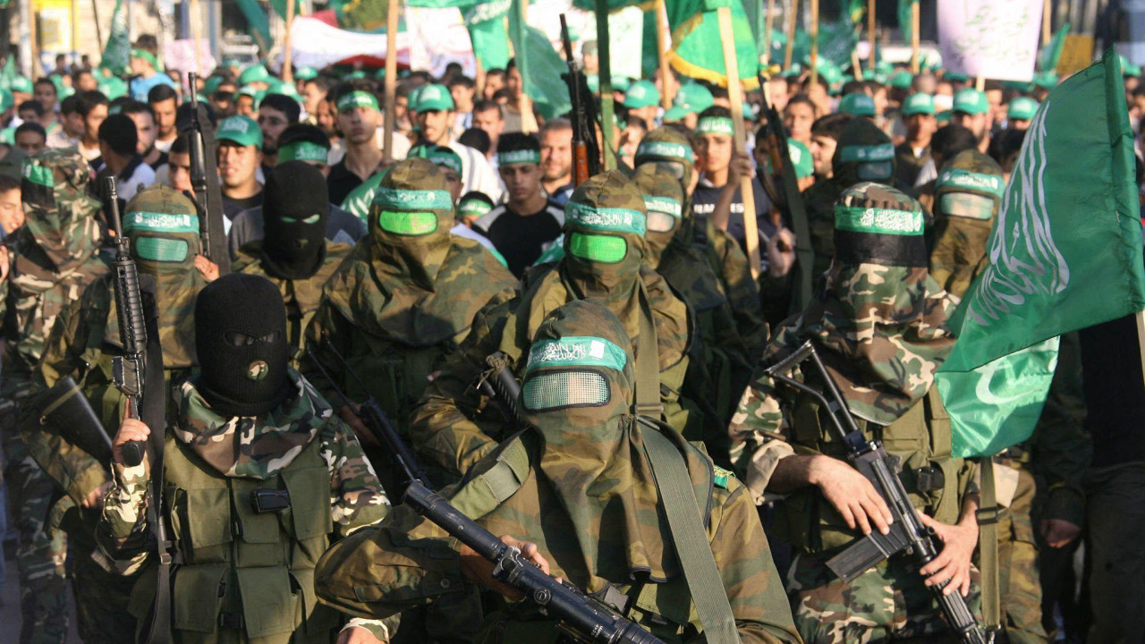 Naoružani palestinski militanti učestvuju u skupu podrške vladajućem pokretu Hamas u gradu Nablusu na Zapadnoj obali 2006. godine