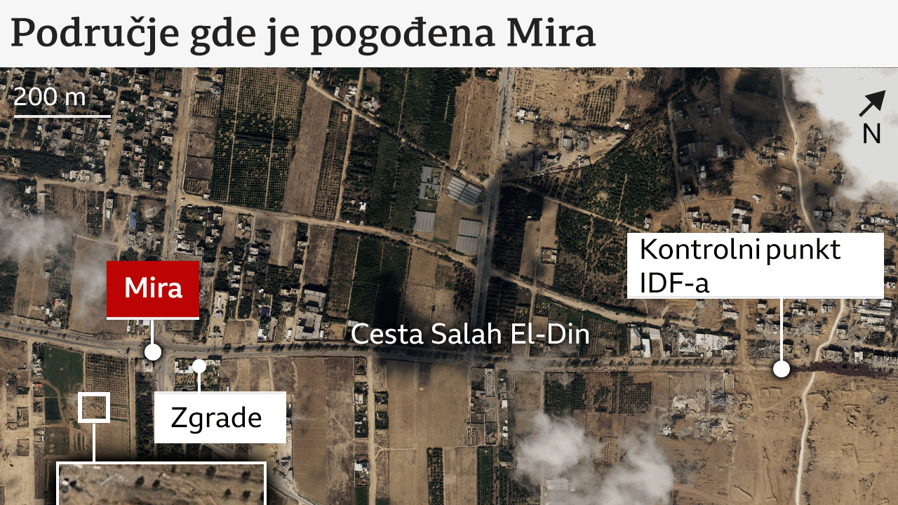 Satelitski snimak prikazuje mesto gde je Mira pogođena na raskrsnici sa leve strane slike i izraelski kontrolni punkt, oko 1 km duž puta Salah al-Din, sa desne strane slike. Blizu raskrsnice, peščane barijere su označene i prikazane u uvećanom umetku, a zgrade su takođe označene.
