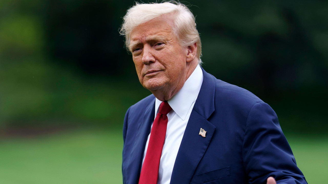 Donald tramp u tamnoplavom odelu sa crvenom kravatom