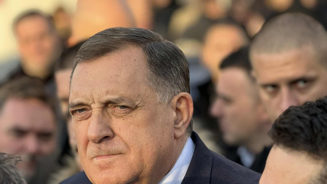 Milorad Dodik u masi, u plavom odelu i beloj košulji, portretna fotografija
