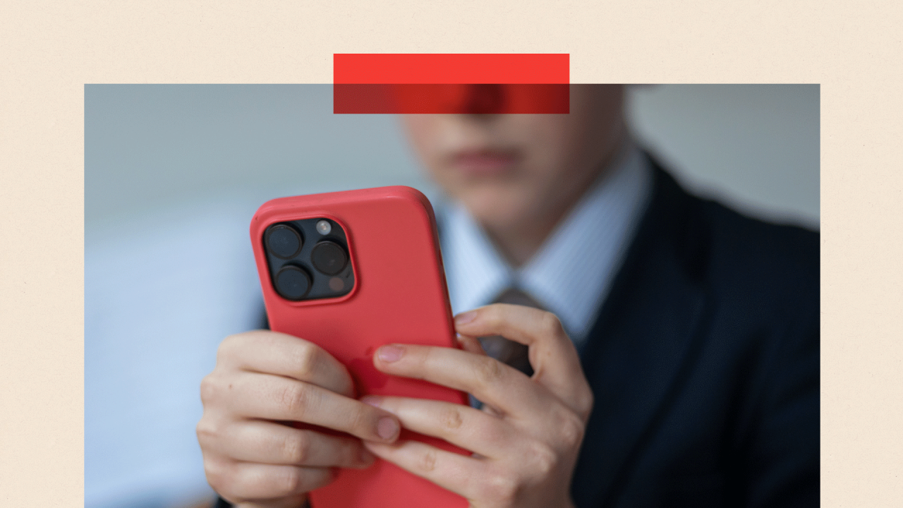 Dečak gleda u telefon