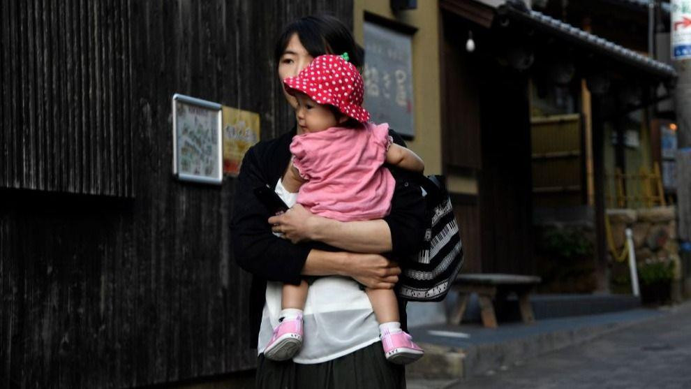 japanka nosi dete u rukama