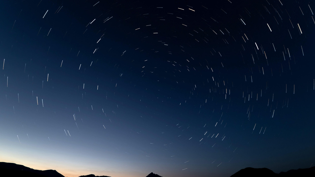 Fotografija sa dugom ekspozicijom prikazuje noćno nebo tokom vrhunca meteorskog pljuska u Bonaru, u Španiji, 17. jula 2025. godine 