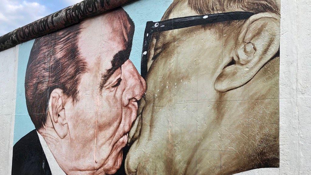 berlinski zid, brežnjev i Erih Honeker