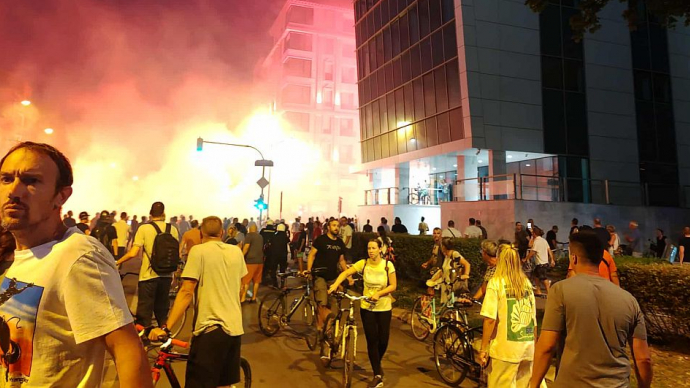 Baklje na protestima u Novom Sadu