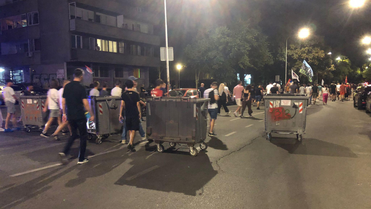 Demonstranti postavljaju blokade kontejnerima na ulicu