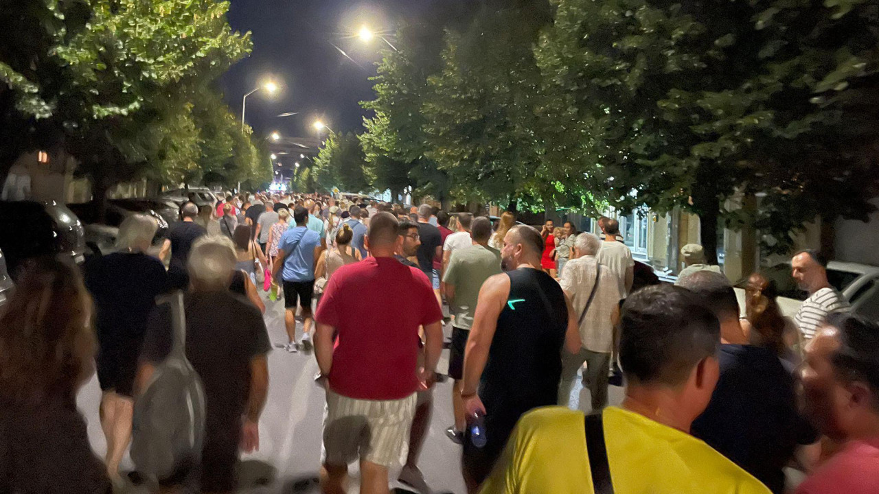 Ljudi idu u kolini ulicom