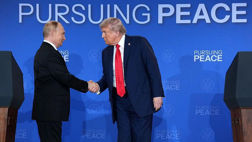 Donald Tramp i Vladimir Putin se rukuju na Aljasci 15. avgusta 2025.