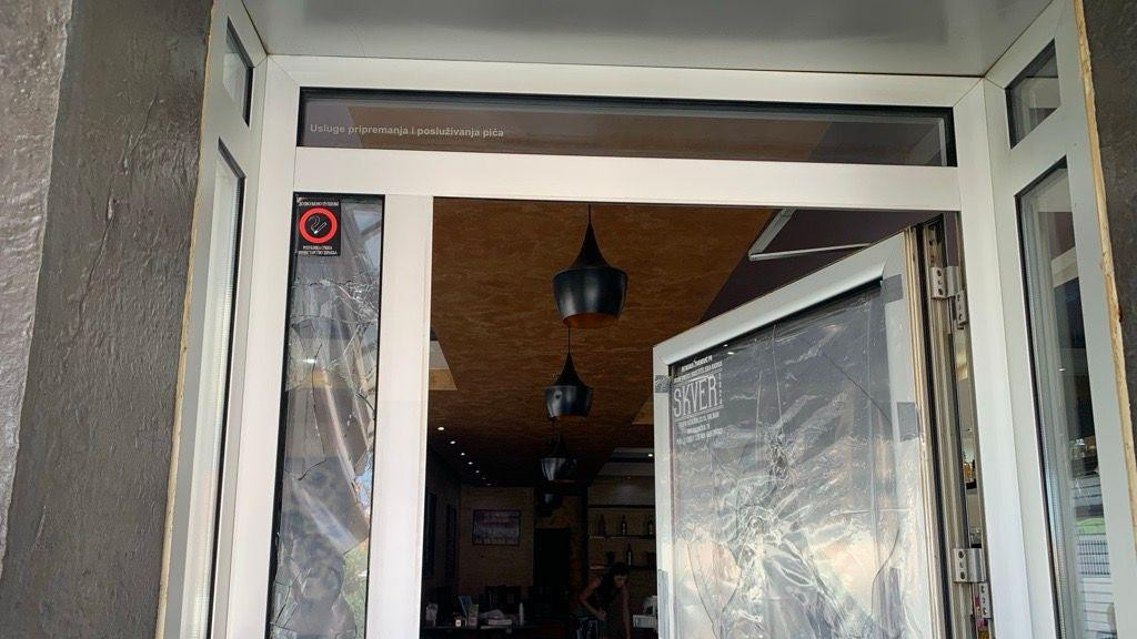 Kafić Skver i najloni umesto razbijenih stakala