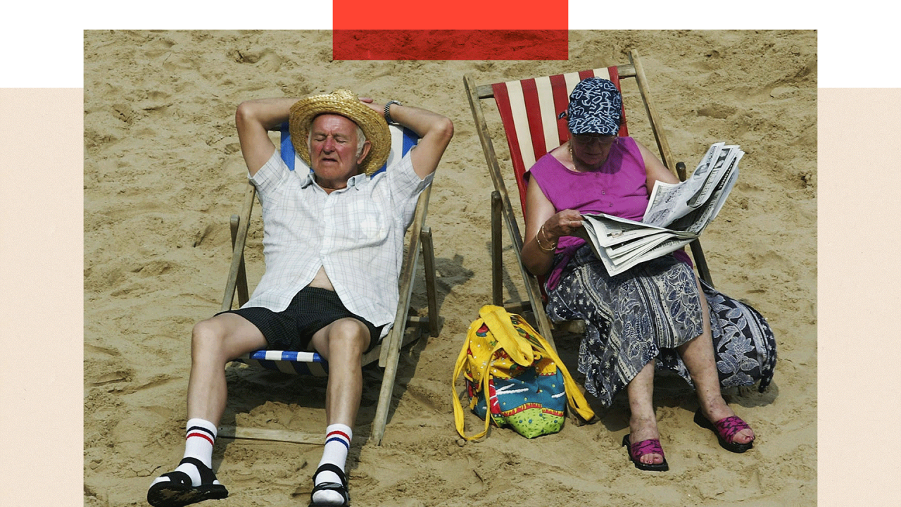 Muškarac i žena se sunčaju na plaži u Engleskoj 2023. 