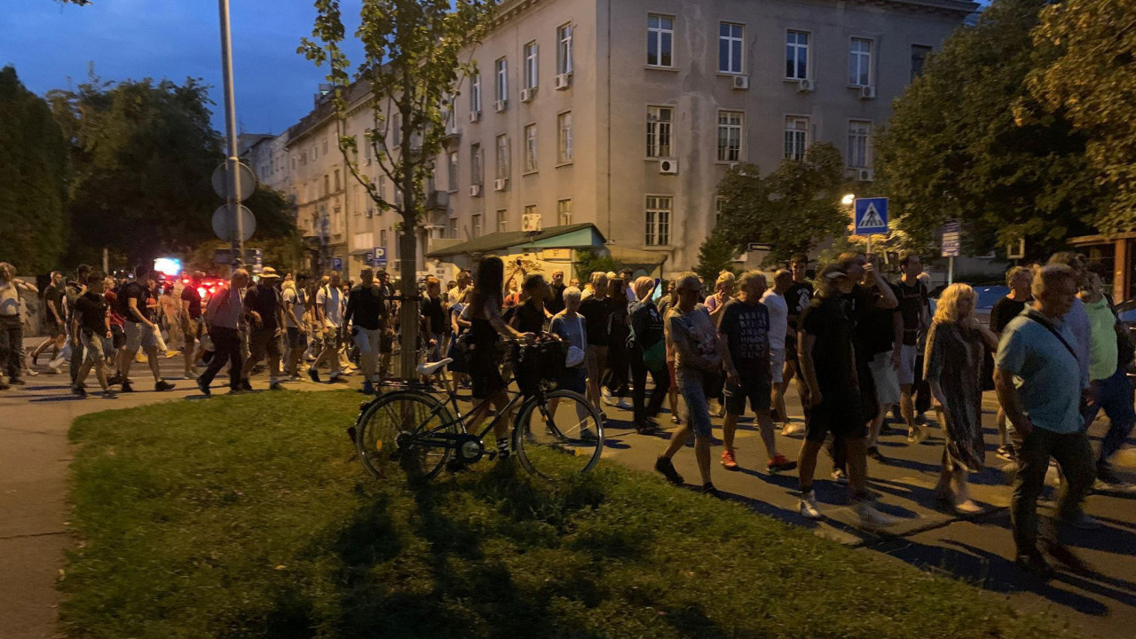 Kolona ljudi prolazi ulicom u Beogradu