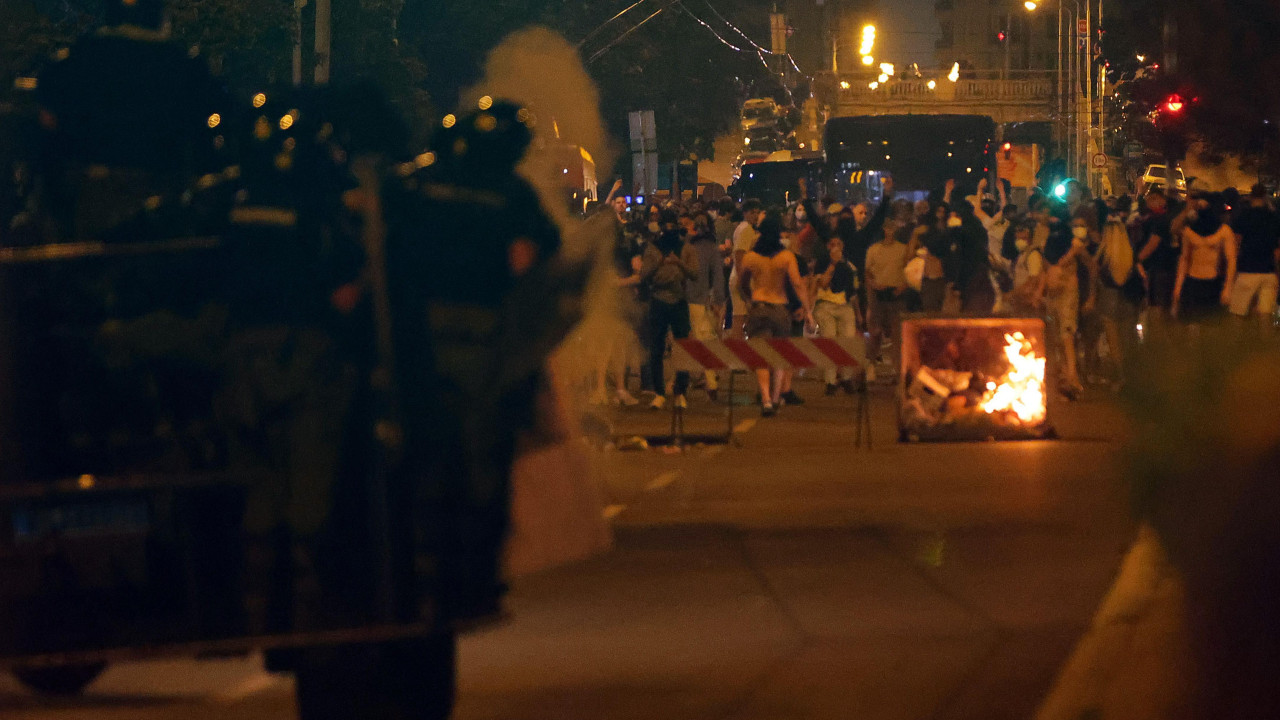 Policija pod punom opremom nasuprot demonstrantima koji su izvrnuli kontejnere i zapalili ih na ulicama Beograda noću