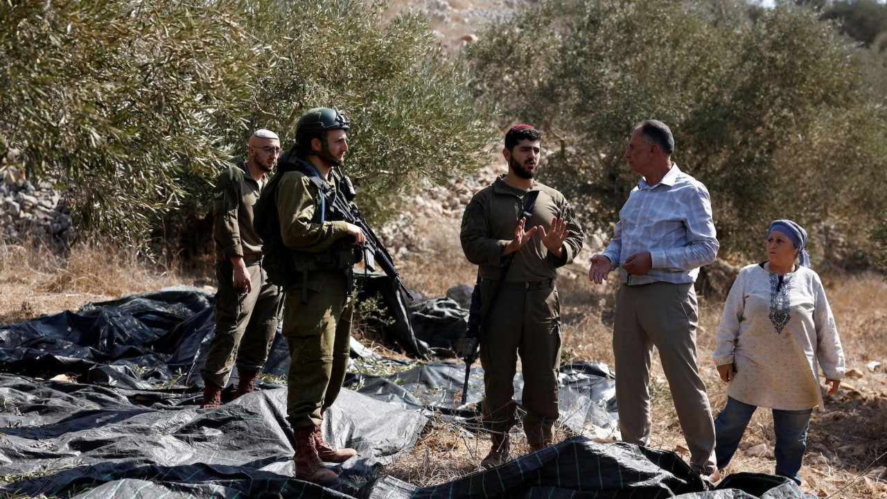 Izraelski vojnici ne dozvoljavaju dvojici postarijih palestinskih zemljoradnika da beru masline na Zapadnoj obali pod izraelskom okupacijom