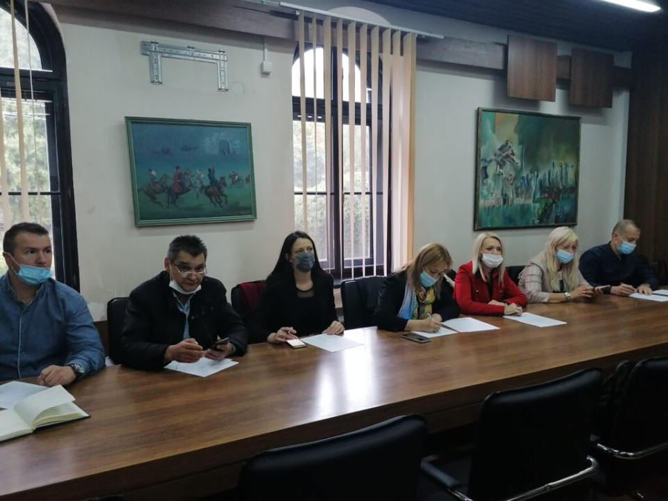 direktori škola potpisuju ugovor