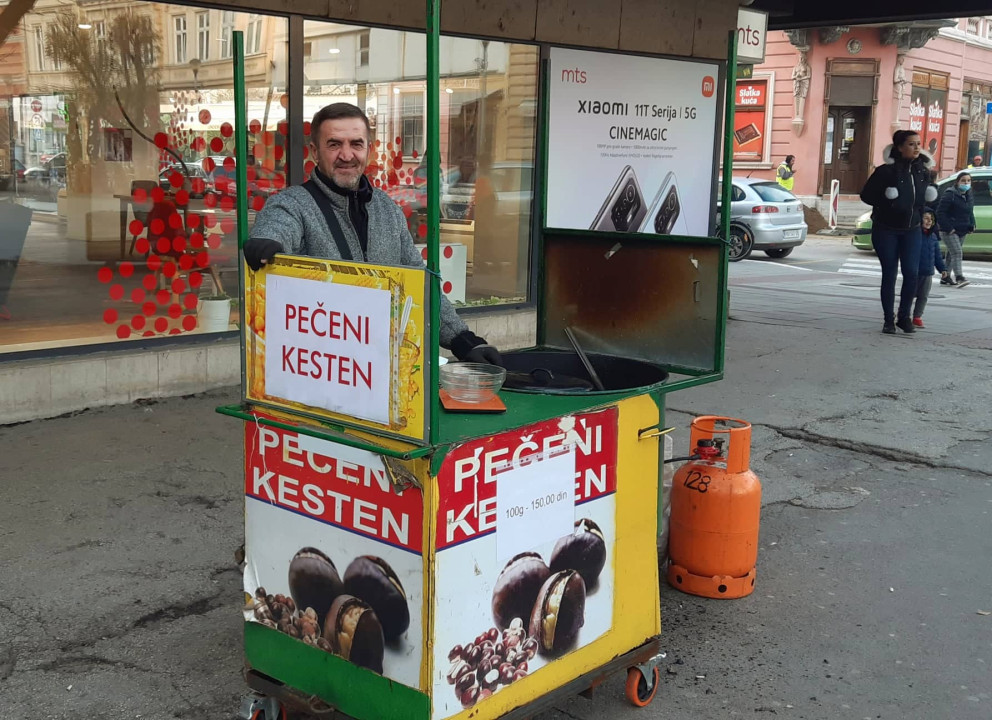 Foto/T.Spasojević Naser Abazi prodavac pečenog kestena
