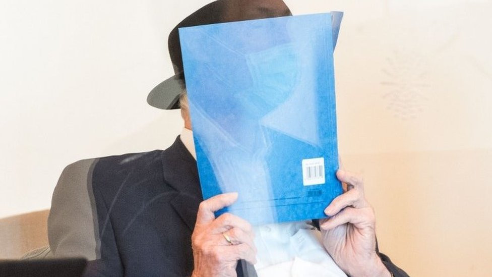 Bruno Dej je stavio faskciklu ispred lica tokom izricanja presude