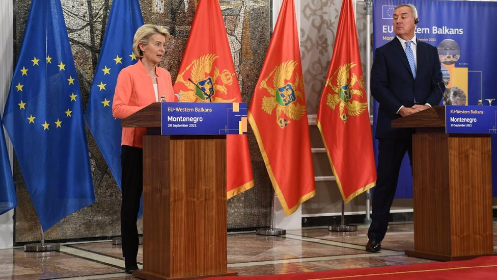 Đukanović, Ursula fon der Lajen