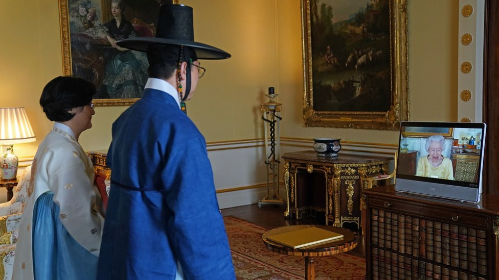 Ambasador Južne Koreje u Britaniji, Gun Kim, i HiJung Li razgovaraju sa kraljicom preko video poziva