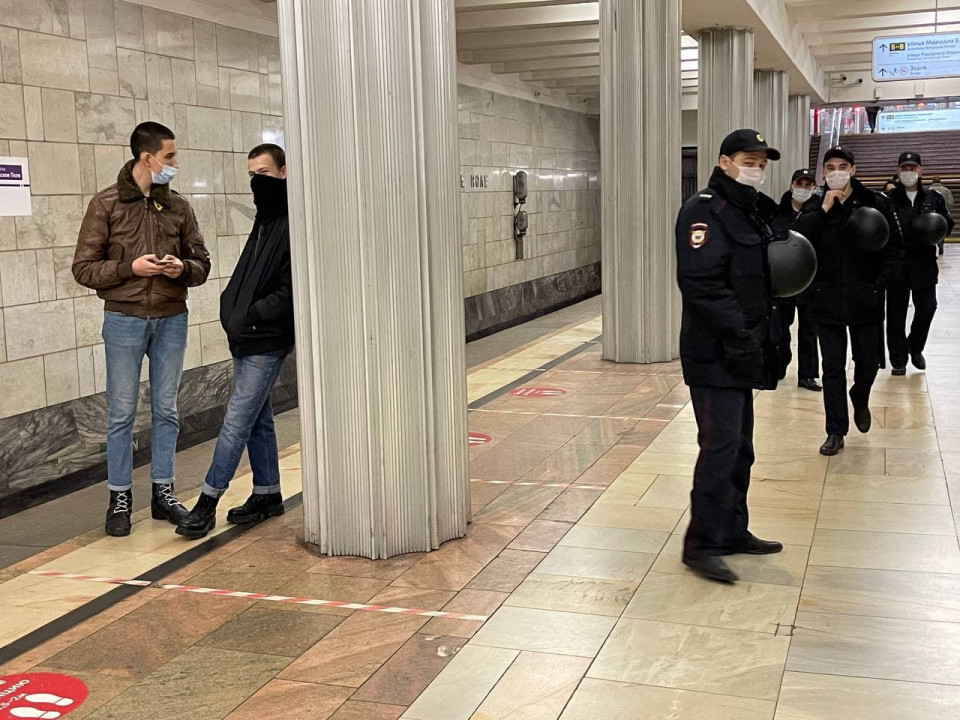 Stanciя metro "Oktяbrьskoe pole". Sleva - učastniki "Russkogo marša"-2021