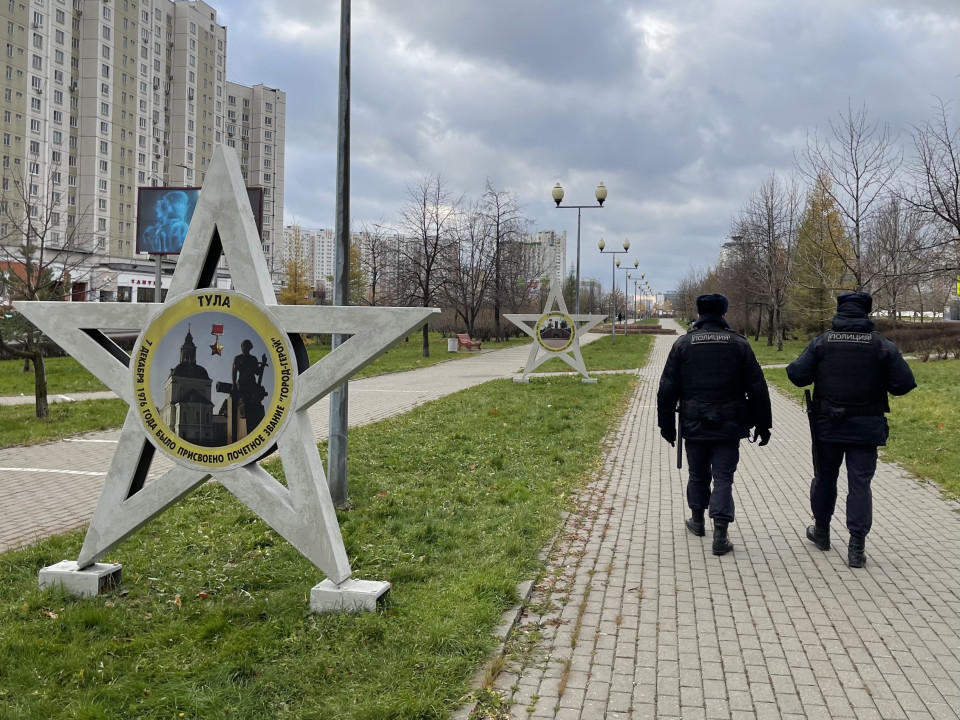Policeйskie patruliruюt ulicu Pererva, gde ožidalosь odno iz meropriяtiй "Russkogo marša"-2021