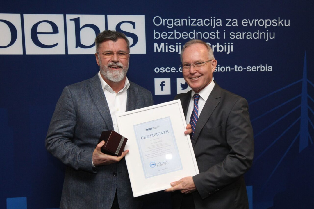 Veran Matić, predsednik Asocijacije nezavisnih elektronskih medija i član Stalne radne grupe za bezbednost novinara i Jan Bratu, ambasador Misije OEBS u Srbiji 
Foto: OEBS/Milan Obradović