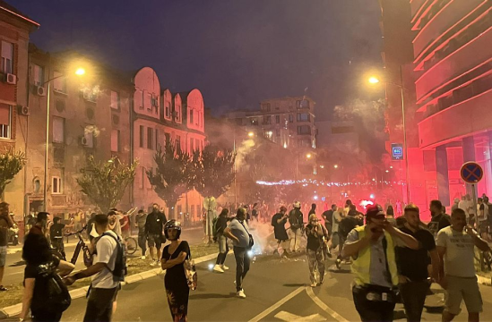 Baklje na protestima u Novom Sadu